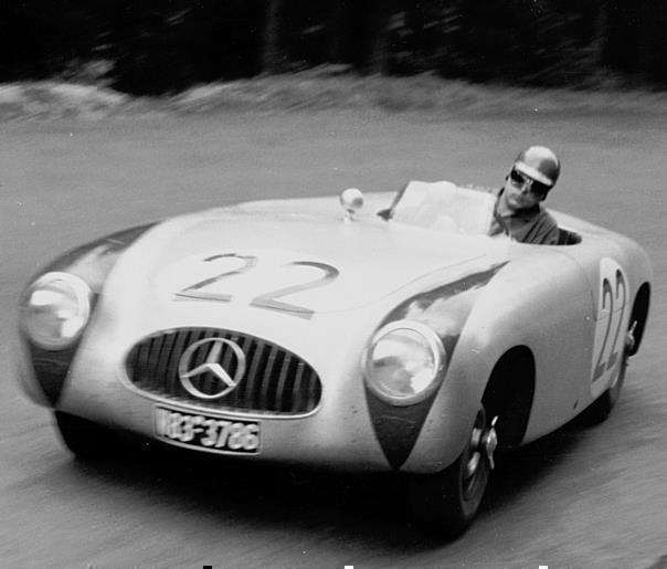 Großer Jubiläumspreis vom Nürburgring für Sportwagen, 3. August 1952. Fritz Rieß (Startnummer 22) belegte mit einem Mercedes-Benz Typ 300 SL Roadster (W 194, 1952) den 3. Platz.